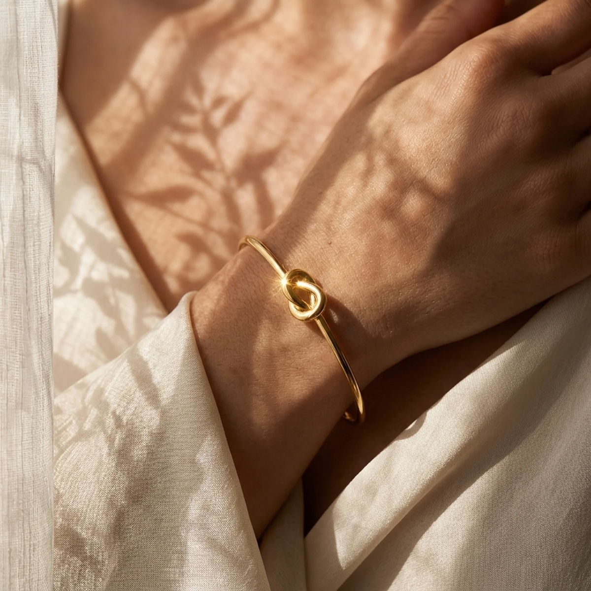 Bracciale Nodo oro su lino chiaro