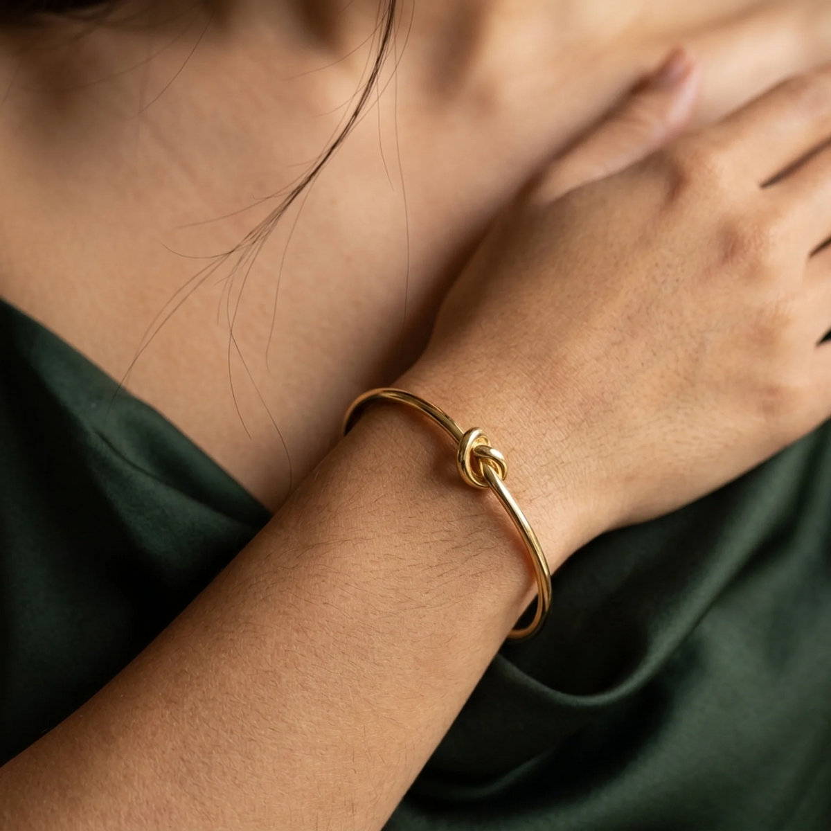 Bracciale Nodo oro indossato con seta verde