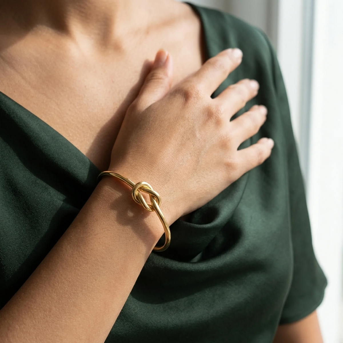 Bracciale Nodo oro alla luce della finestra