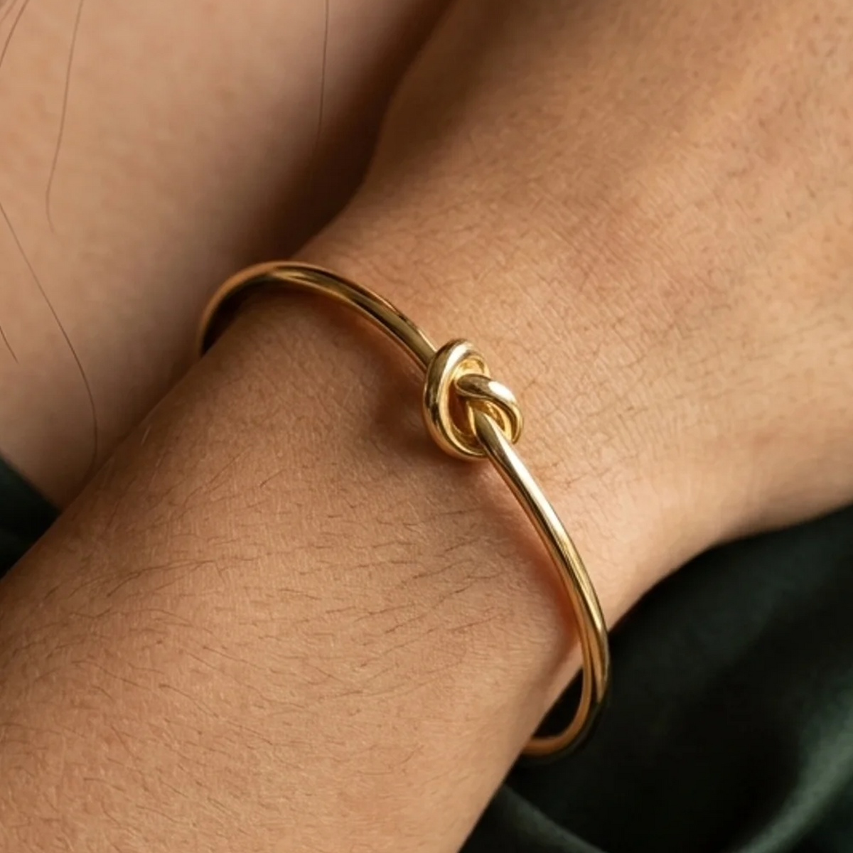 Bracciale Nodo oro, dettaglio del nodo al polso